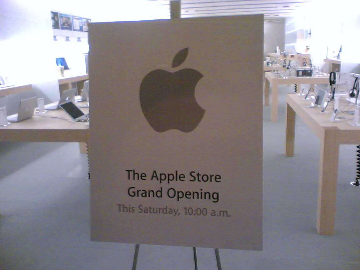 Apple Store Irvine Grand
Opening